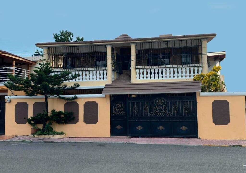 Casa mas local en venta de 4 habitaciones Alma Rosa II (1)