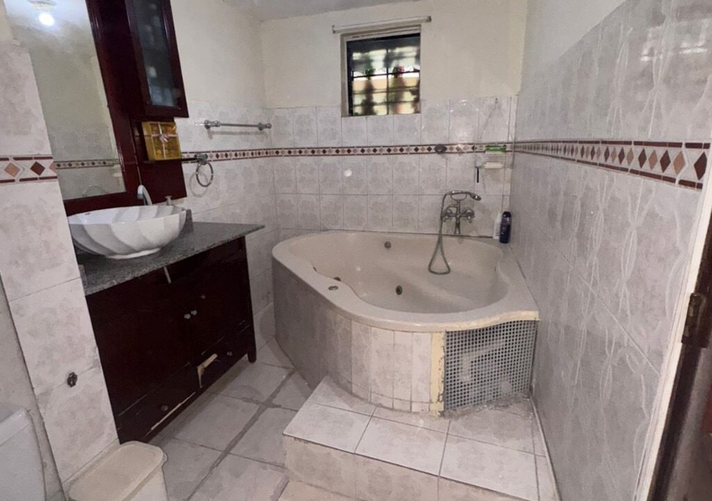 Casa mas local en venta de 4 habitaciones Alma Rosa II (12)