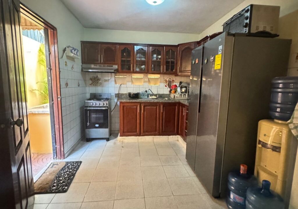 Casa mas local en venta de 4 habitaciones Alma Rosa II (29)