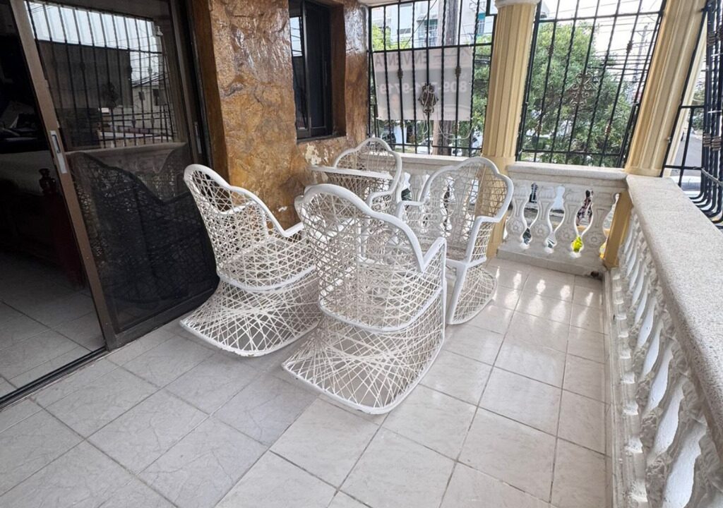 Casa mas local en venta de 4 habitaciones Alma Rosa II (31)
