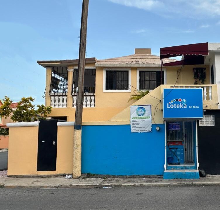 Casa mas local en venta de 4 habitaciones Alma Rosa II (32)