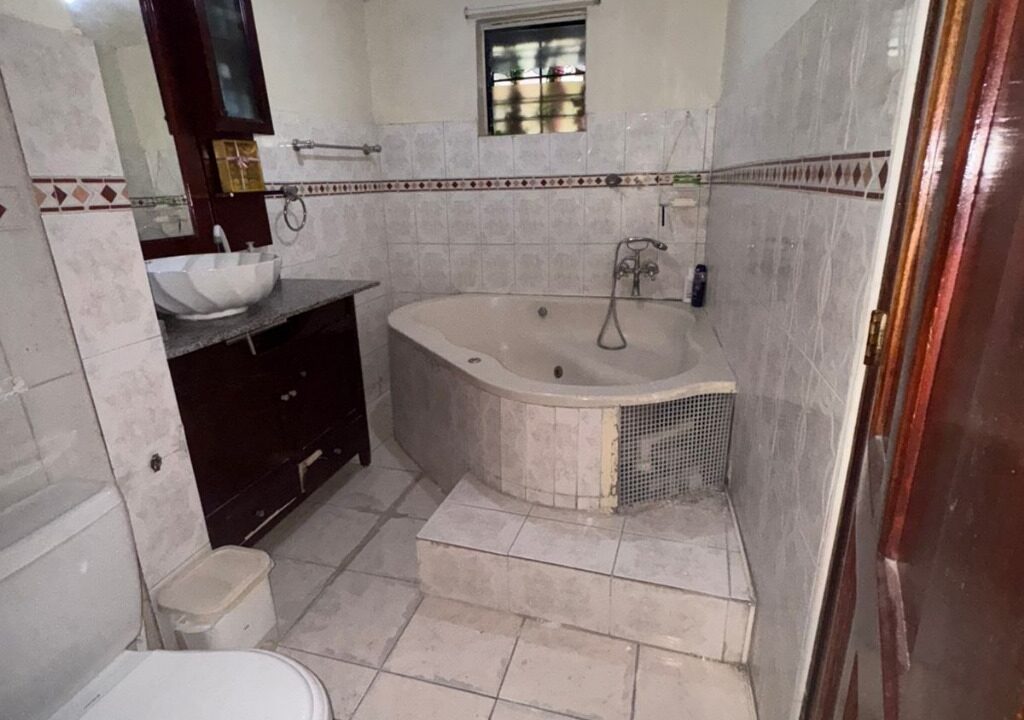 Casa mas local en venta de 4 habitaciones Alma Rosa II (33)