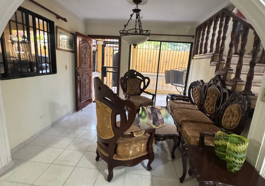 Casa mas local en venta de 4 habitaciones Alma Rosa II (35)