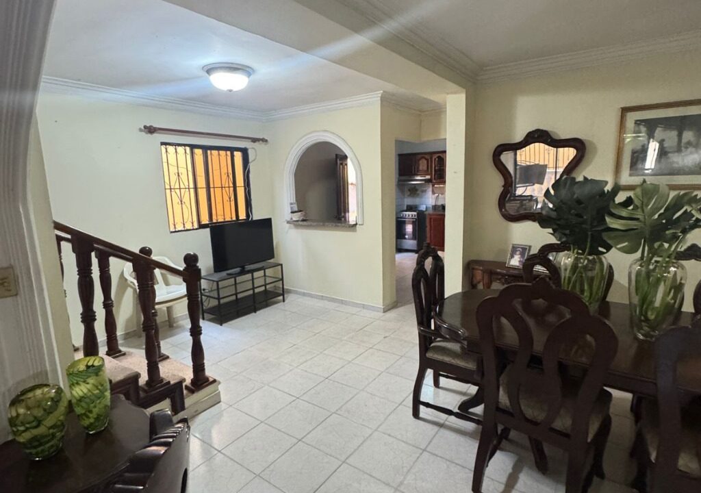 Casa mas local en venta de 4 habitaciones Alma Rosa II (38)