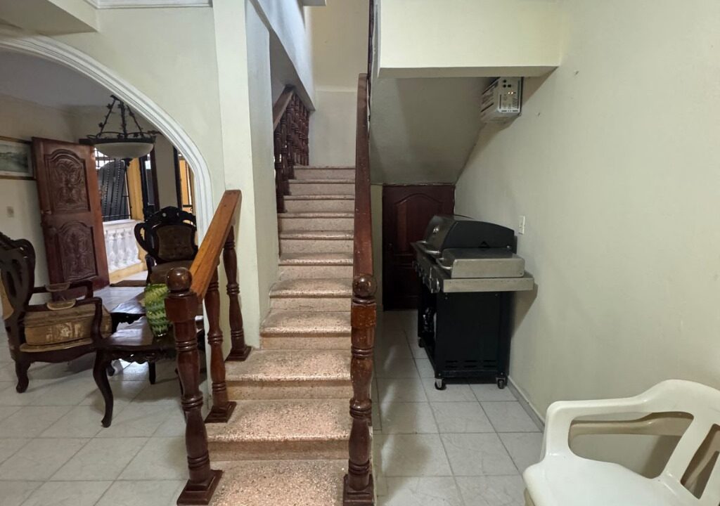 Casa mas local en venta de 4 habitaciones Alma Rosa II (4)