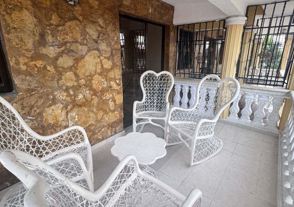 Casa mas local en venta de 4 habitaciones Alma Rosa II (44)