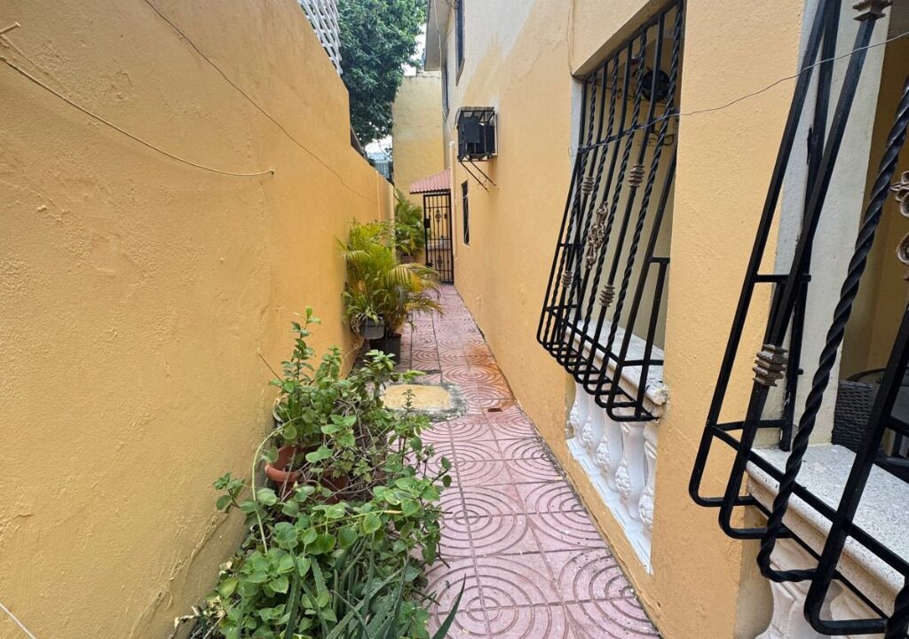 Casa mas local en venta de 4 habitaciones Alma Rosa II (45)