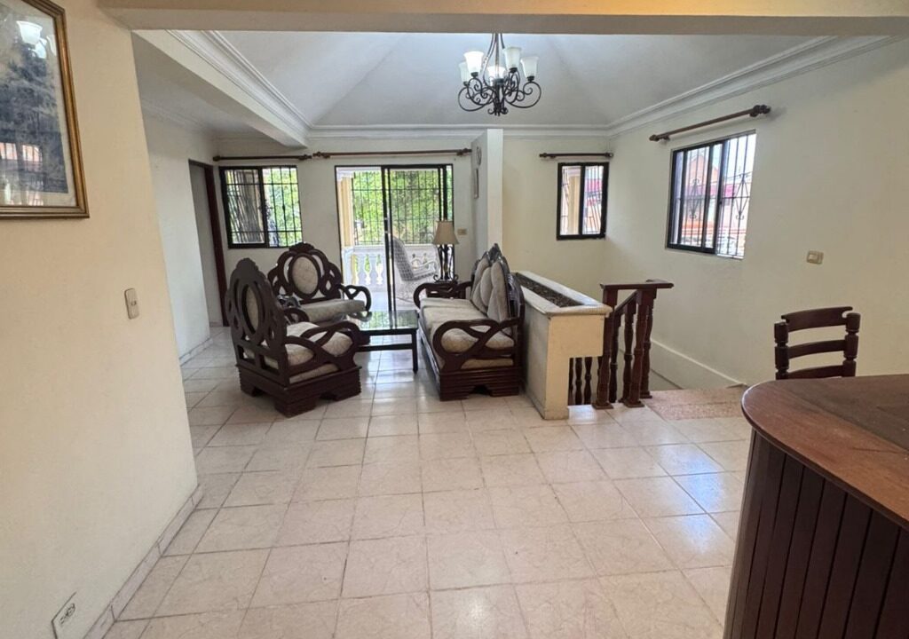 Casa mas local en venta de 4 habitaciones Alma Rosa II (5)