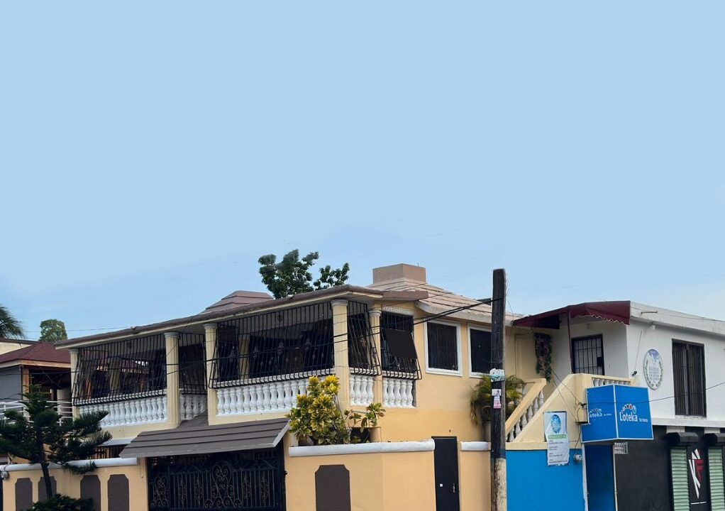 Casa mas local en venta de 4 habitaciones Alma Rosa II (8)