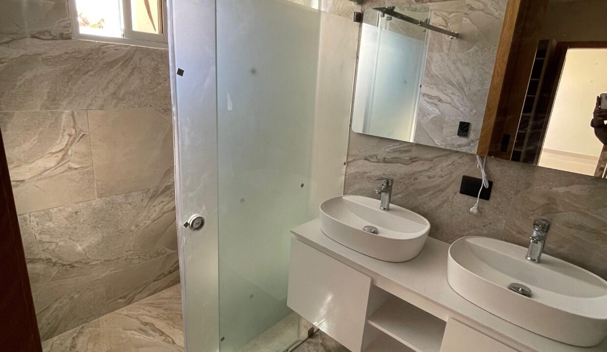 Casa de 2 niveles en venta Mirador del Este (5)