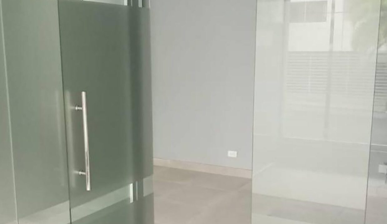 Alquiler De Local En Primer Piso Visible En Plaza Imperia En Santo Domingo (7)